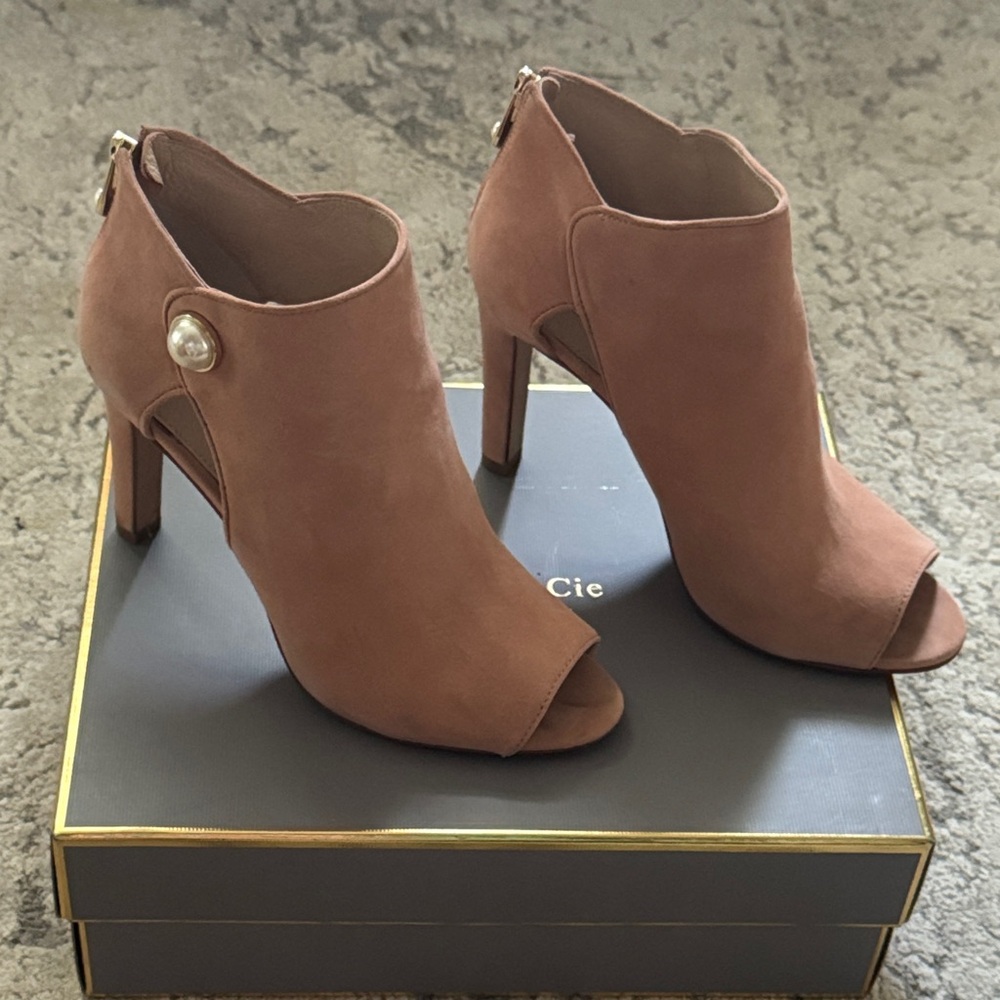 Louise et Cie Illisa Demure Pink Kid Suede Peep-Toe Heeled Boots shoes Sz 9 1/2